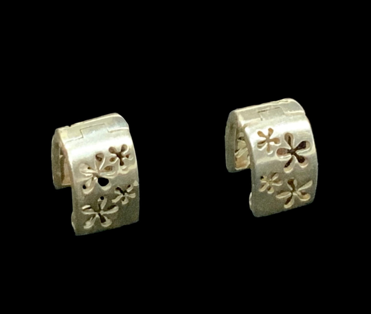 925 Sterling Silver Modernist Daisy Huggie Earrings