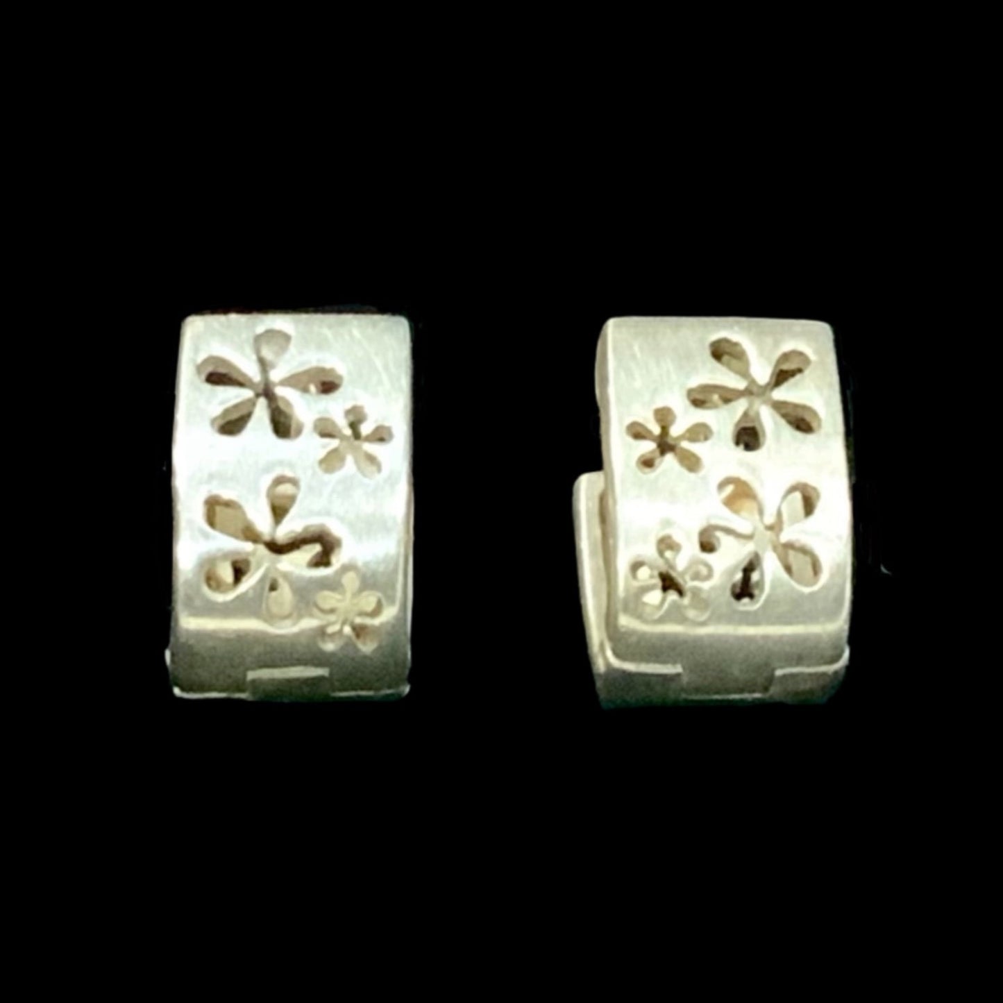 925 Sterling Silver Modernist Daisy Huggie Earrings