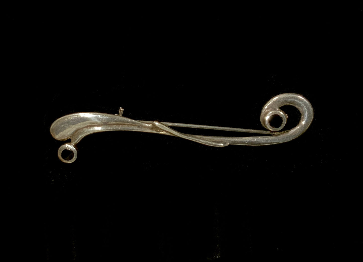 Onyx & 925 Sterling Silver Modernist Swirl Brooch