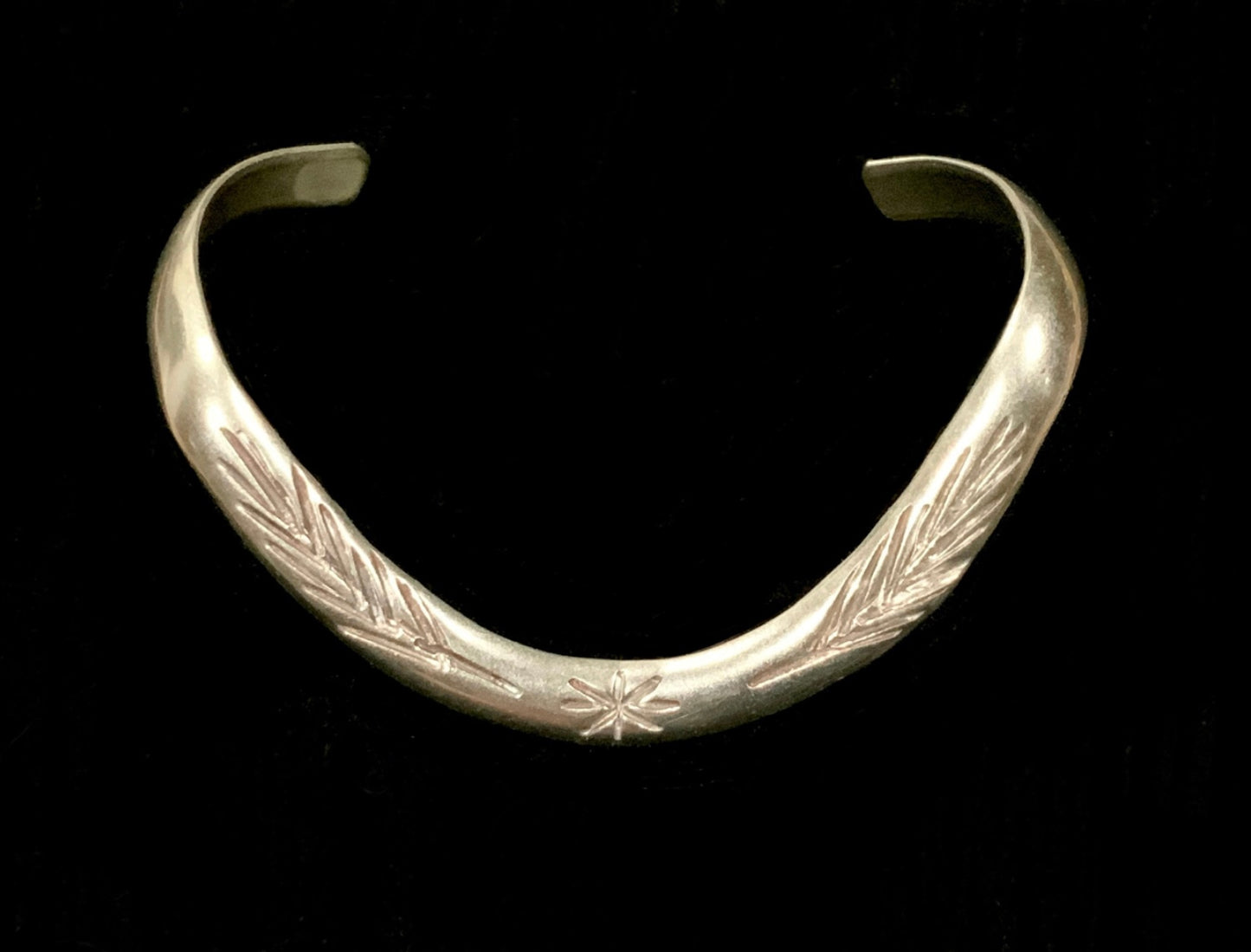 VINTAGE NAVAJO FEATHER TRIBAL WAVE CUFF BANGLE BRACELET COIN SILVER