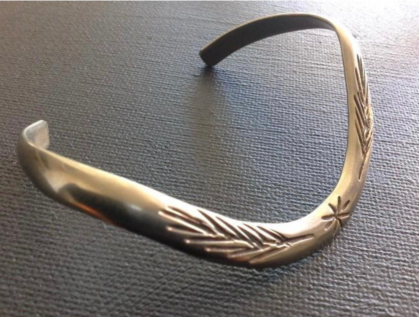 VINTAGE NAVAJO FEATHER TRIBAL WAVE CUFF BANGLE BRACELET COIN SILVER