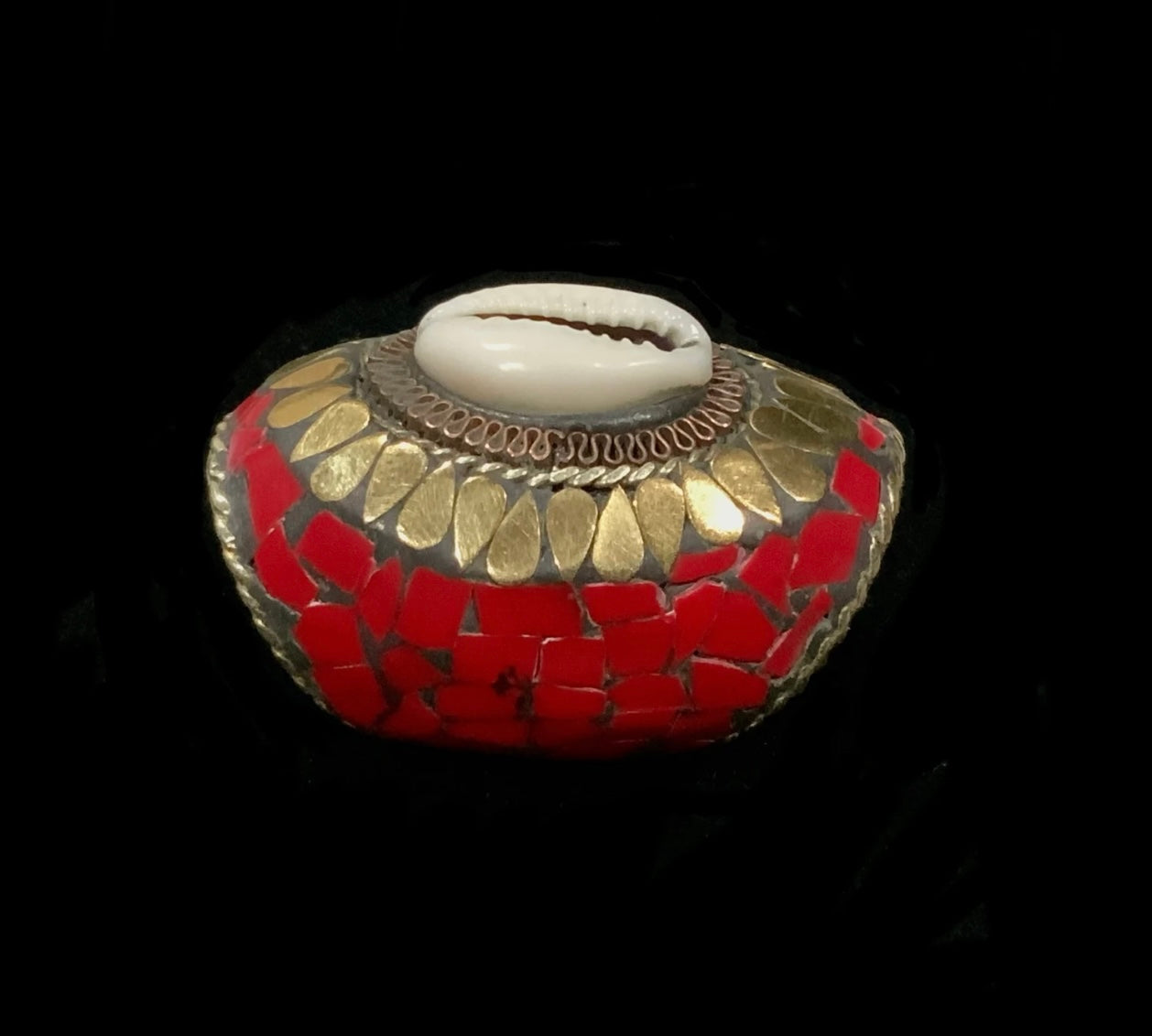 Tibetan Nepalese Cowrie Shell & Red Coral Inlay Statement Ring Size Q 1/2