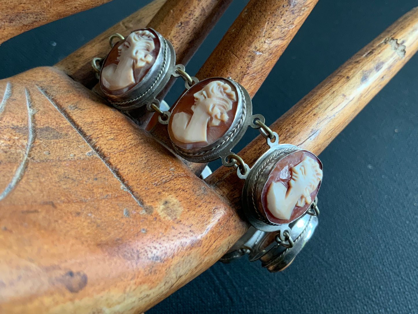 Vintage Silver Shell Cameo Bracelet Left Facing Signed GM  16.5cm